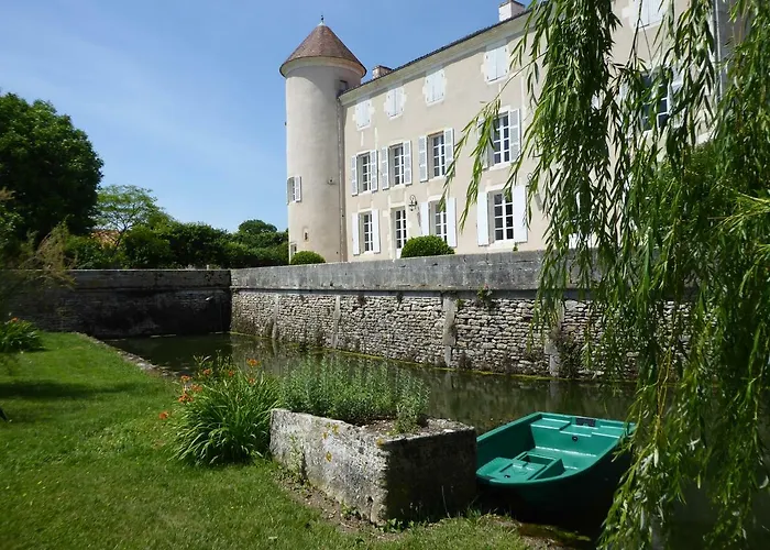 Chateau D'annezay Bed and breakfast