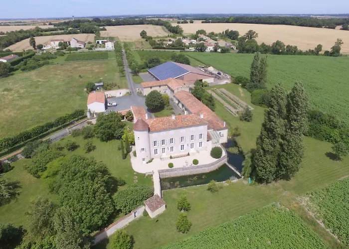 Bed and breakfast Chateau D'annezay 3*